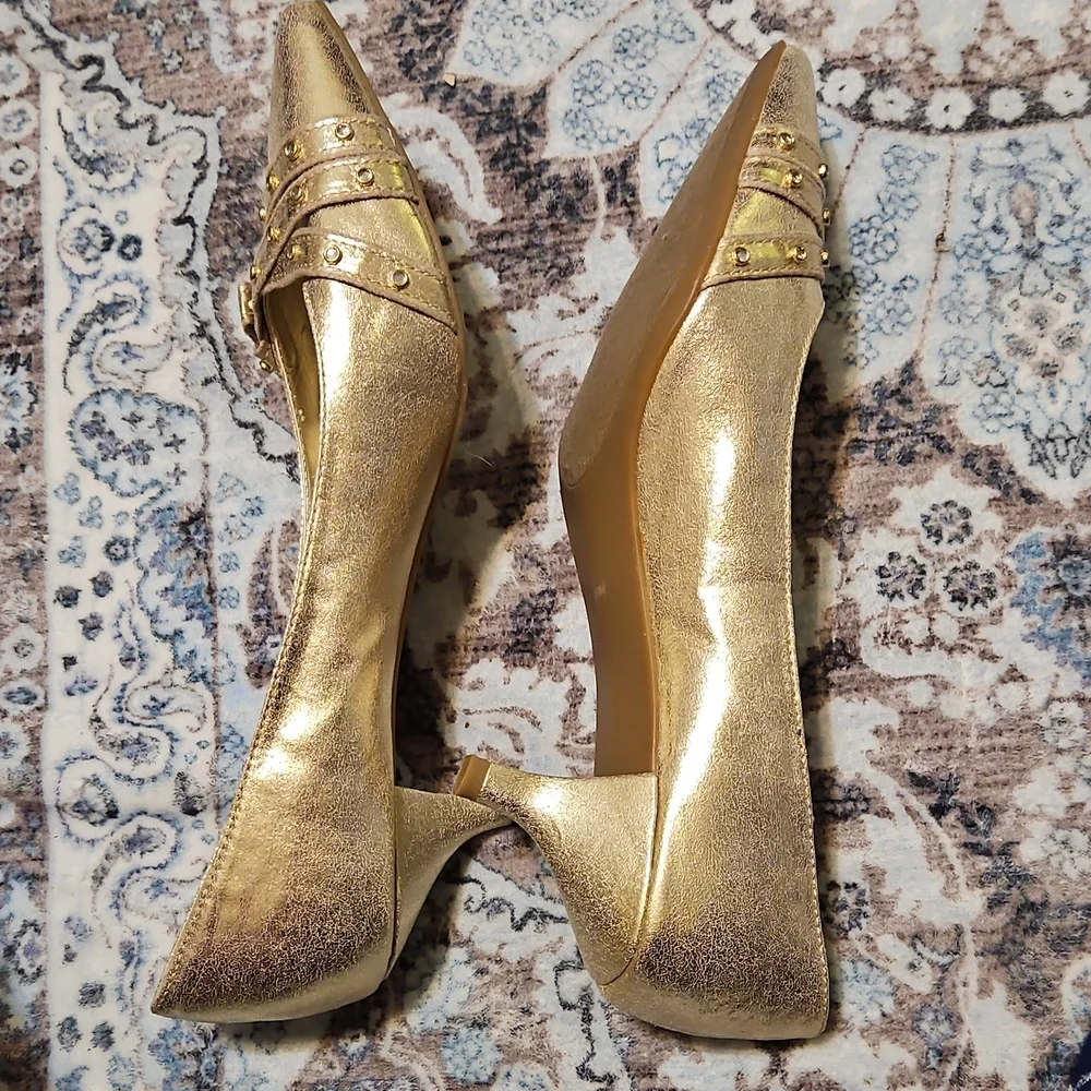 Kathy Van Zeeland Metallic Gold Heels - Picture 10 of 12